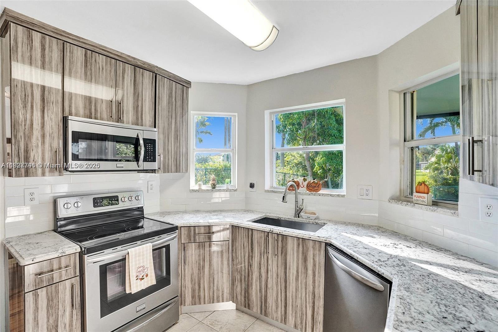 468 Lakeside Cir, Sunrise, Florida image 11