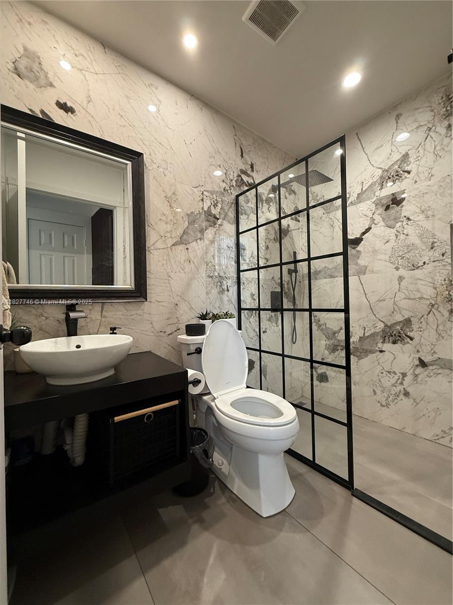 468 Lakeside Cir, Sunrise, Florida image 12