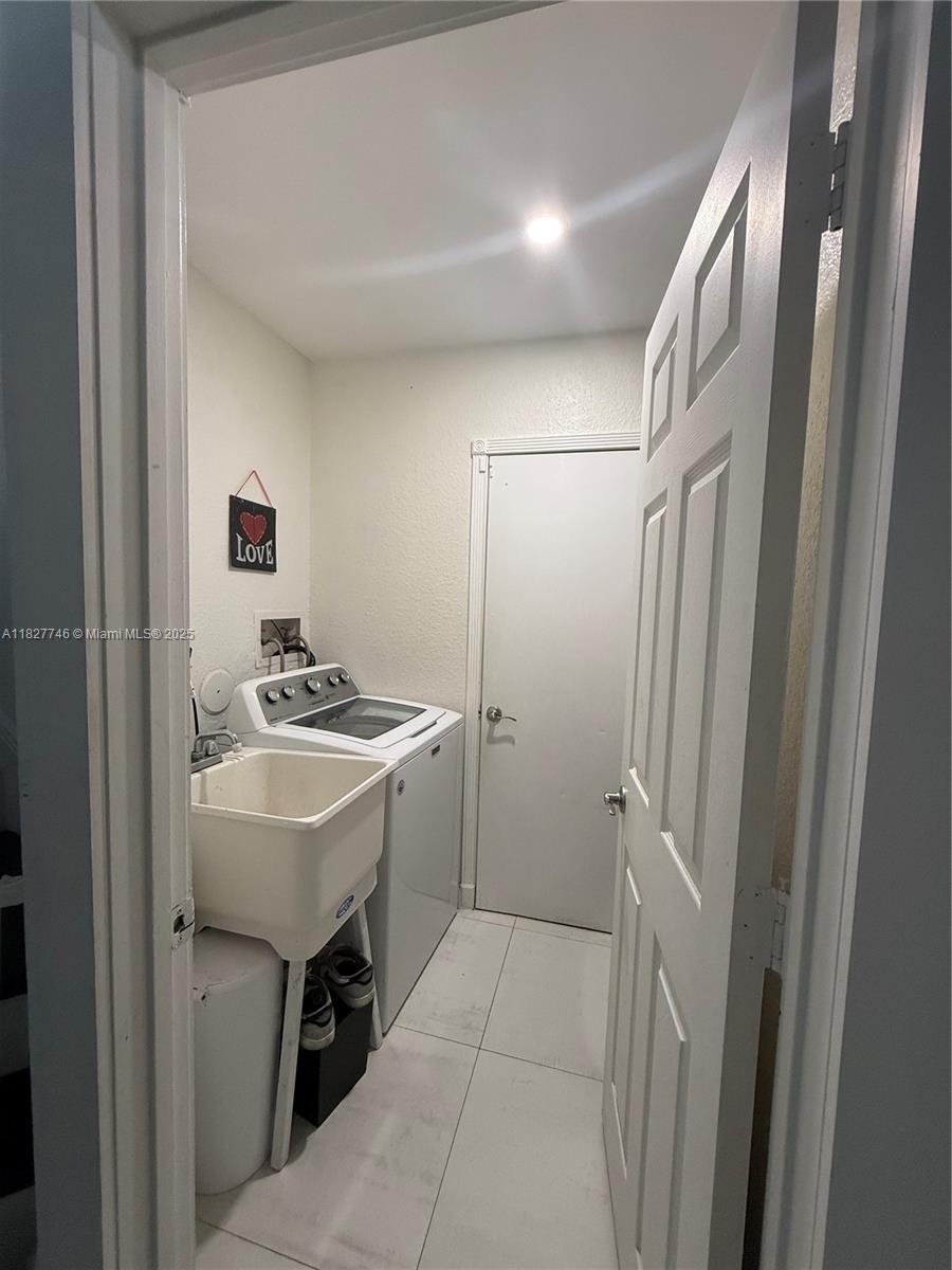 468 Lakeside Cir, Sunrise, Florida image 13