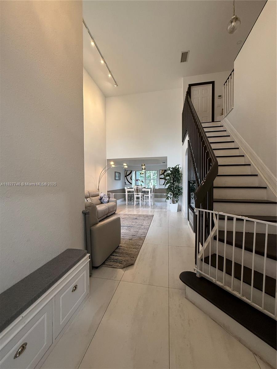 468 Lakeside Cir, Sunrise, Florida image 2