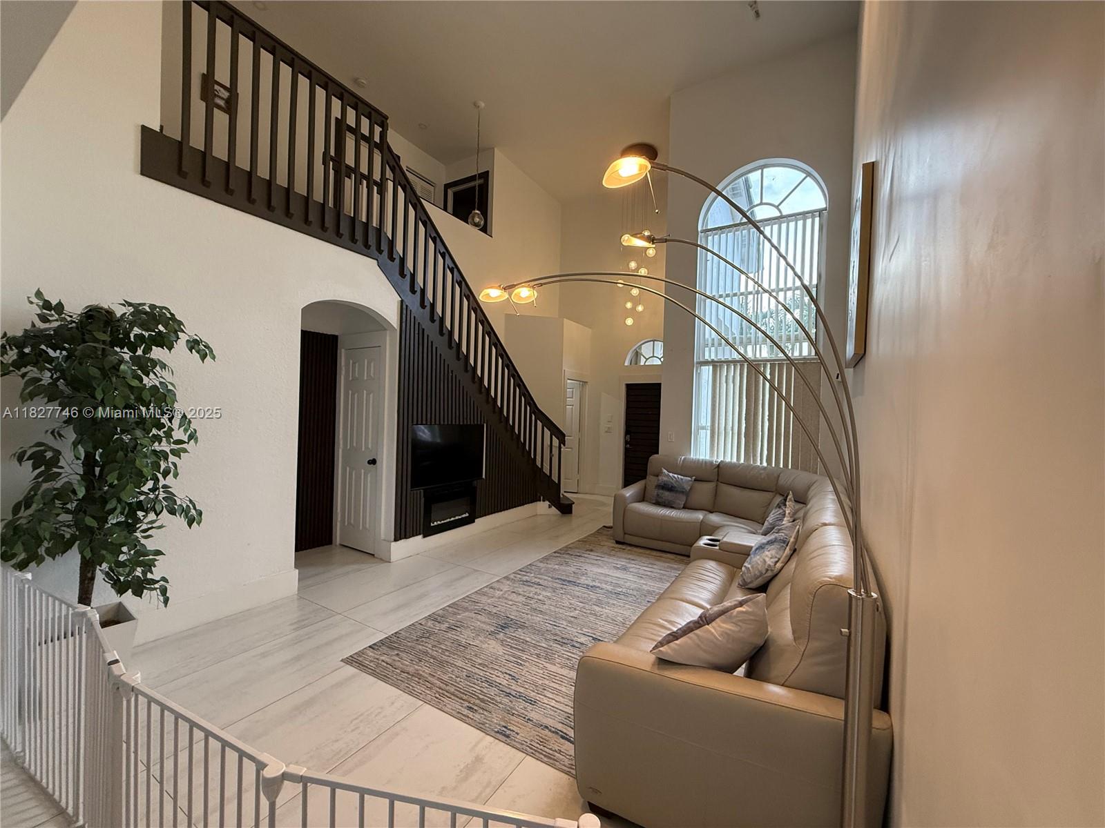 468 Lakeside Cir, Sunrise, Florida image 5