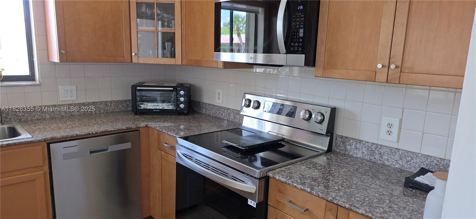 310 Lakeview Dr #201, Weston, Florida image 3