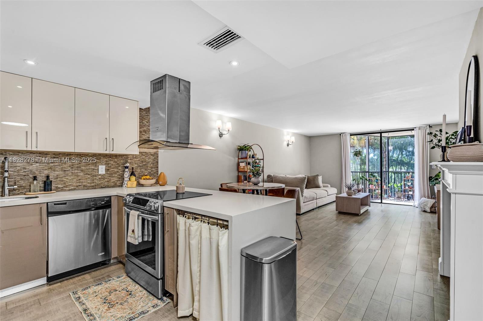 20367 W Country Club Dr #L25, Aventura, Florida image 2