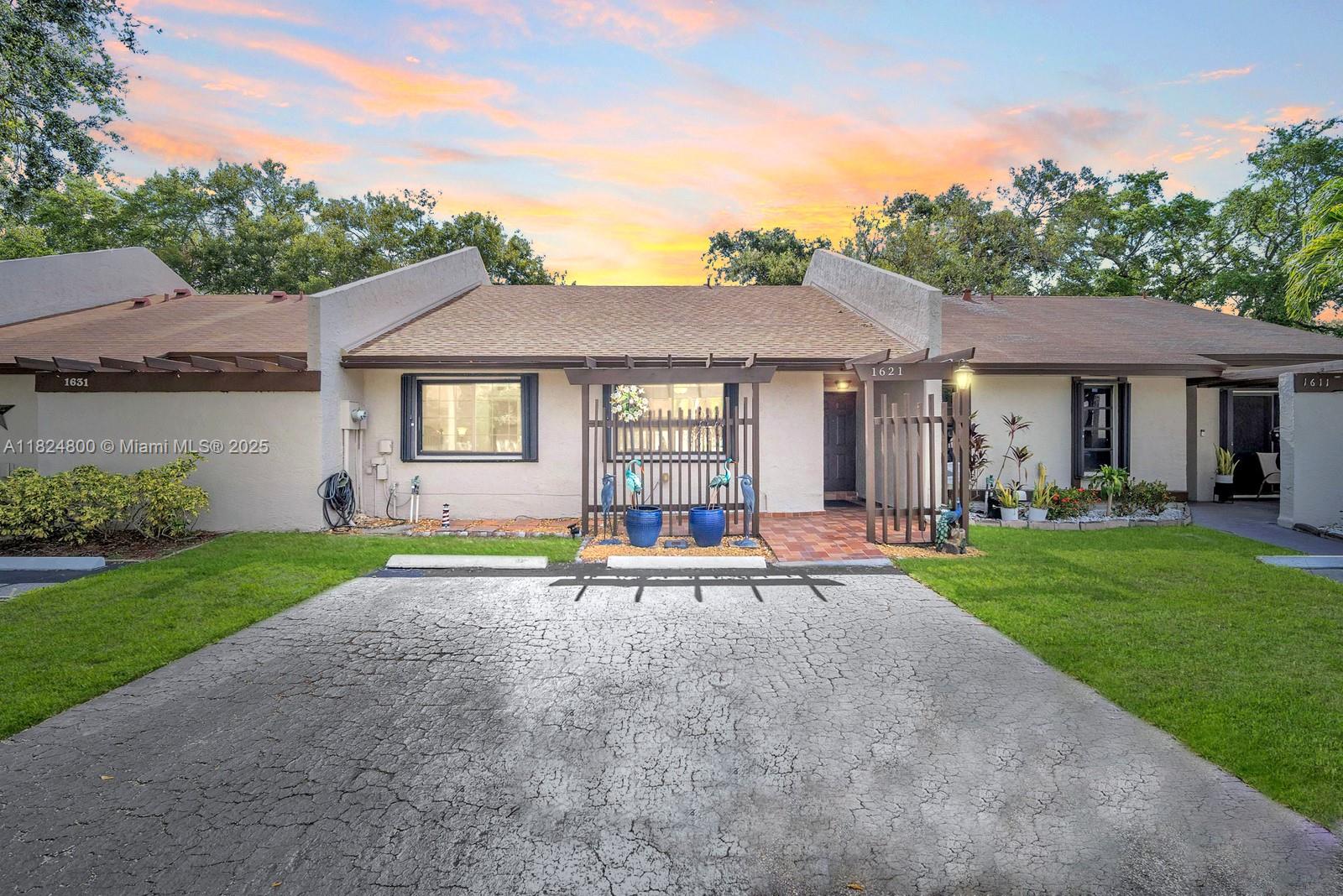 1621 NW 96th Ter, Pembroke Pines, Florida image 1