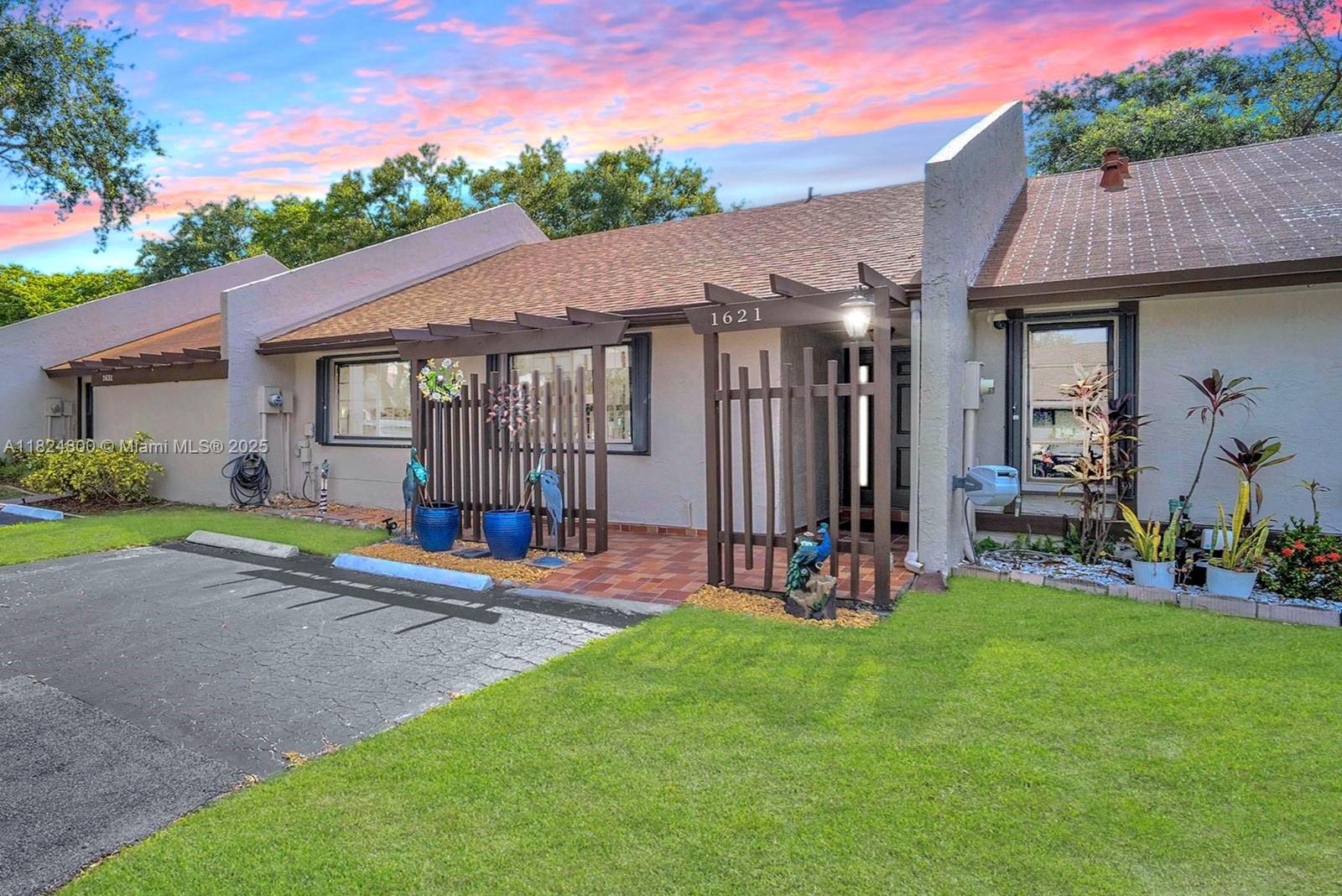 1621 NW 96th Ter, Pembroke Pines, Florida image 2