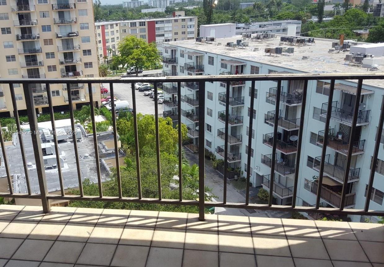 Three Horizons South Cond