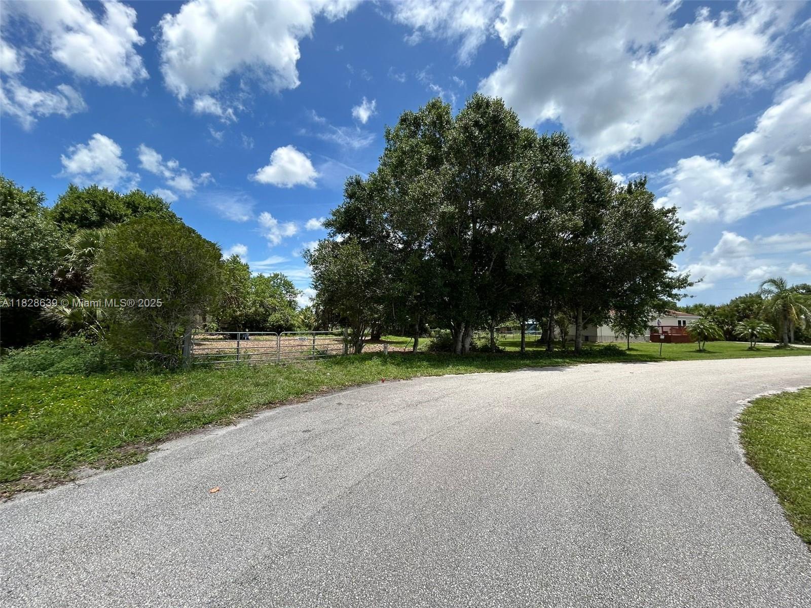 1052 Oak St, Moore Haven, Florida image 2