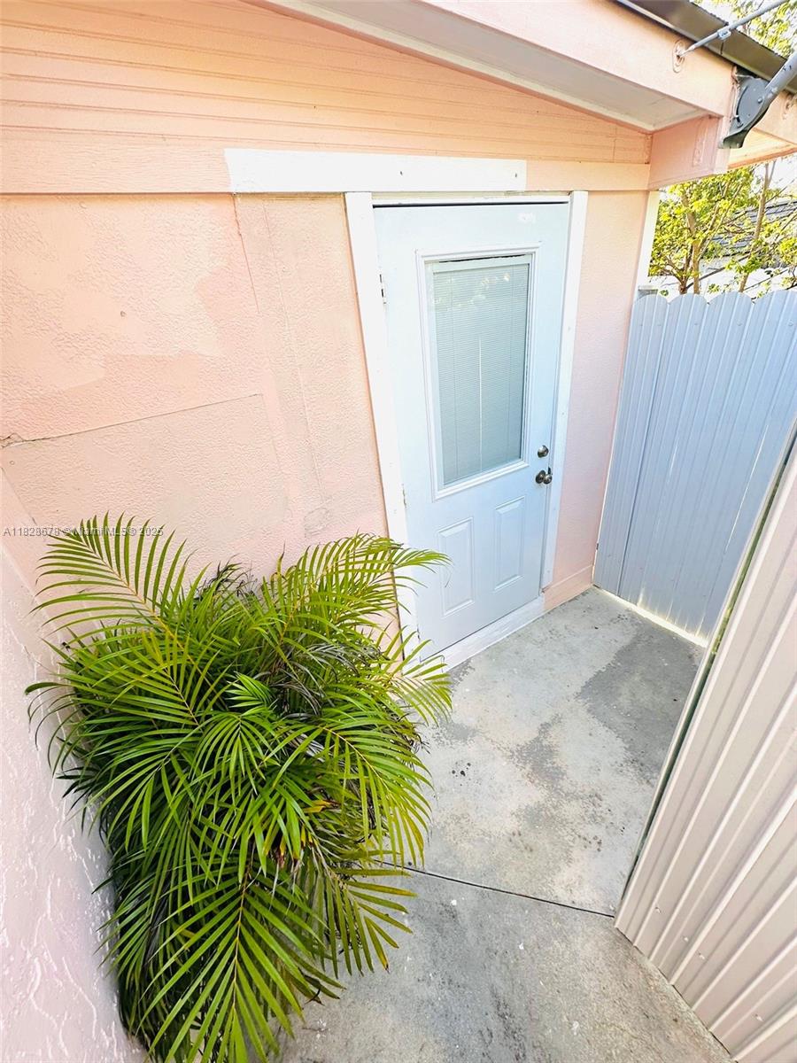 ONLY TWO MONTHS RENT TO MOVE IN! Welcome to this convenient and comfortable private unit, completely separate from the main house, available for just $1,300 a month. This unit includes one bedroom, a compact kitchen, and a full bathroom, offering a cozy and private living space. It’s located in Homestead, just minutes from Homestead Mall, the Amazon warehouse, Wawa gas station, Homestead Air Reserve Base, and the Florida Turnpike exit, making it perfect for commuters looking to avoid traffic. Ideal for a working professional or anyone seeking a quiet and private place to call home. Contact us today to schedule a viewing! Furniture available upon request .