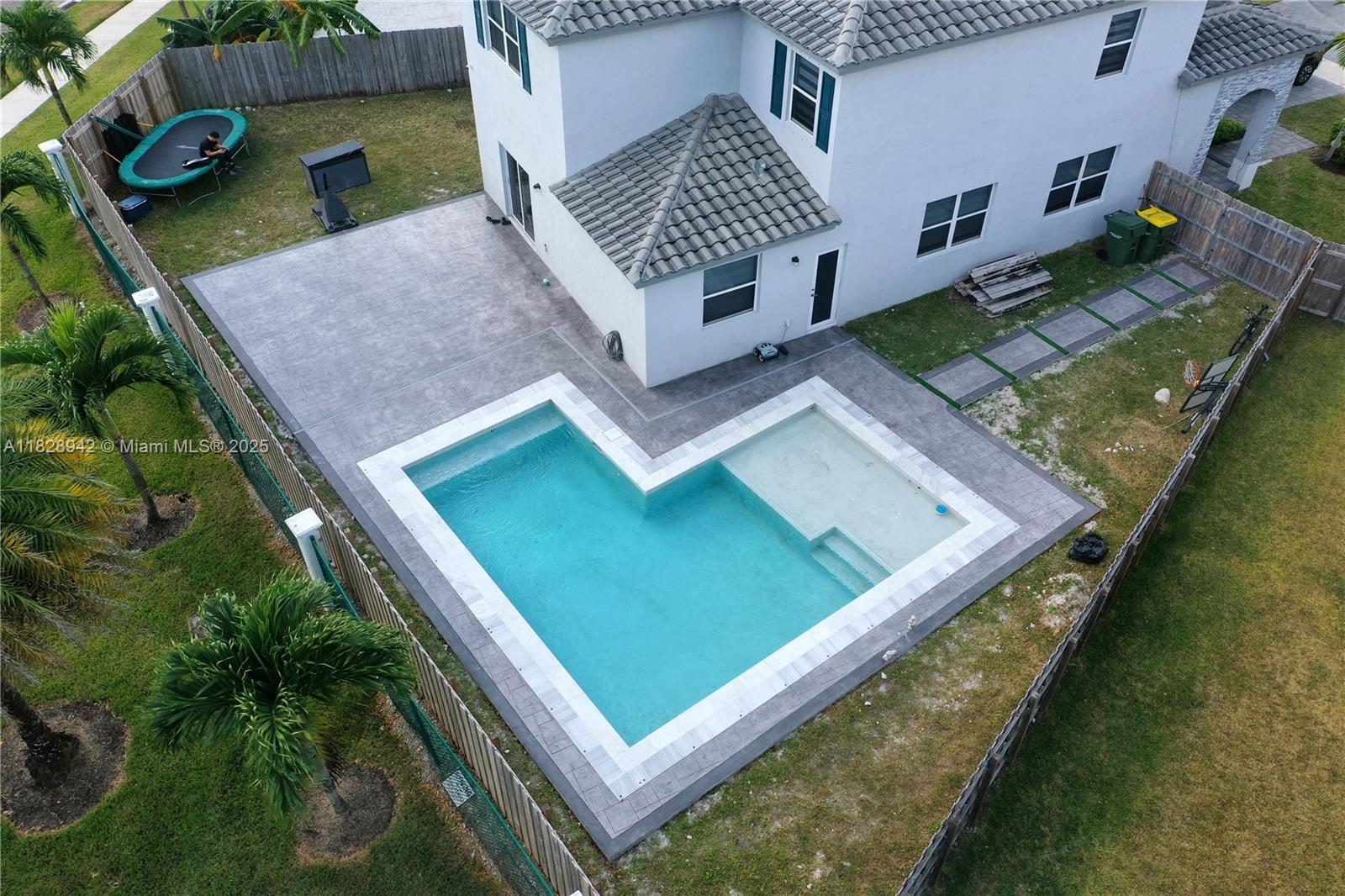 1433 SE 27th Ter, Homestead, Florida image 2