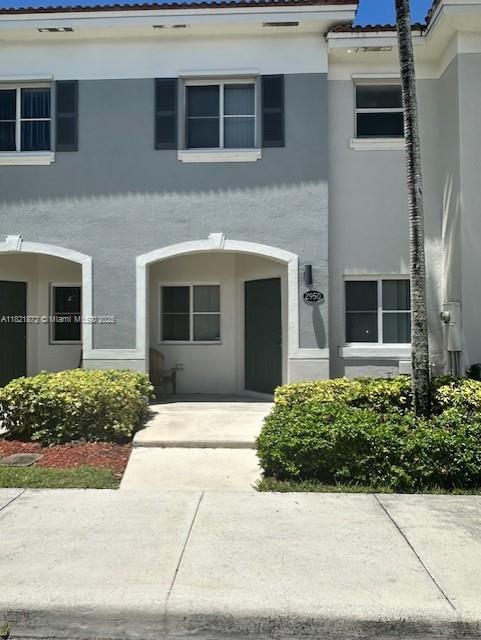 STEP INTO THIS INVITING TOW-STORY TOWNHOUSE, OFFERING 2 BEDRROOMS, 2 1/2 BATHROOMS IN A THOUGHTFULLY DESIGNED LAYOUT. THE OPEN FLOOR PLAN CREATES A SPACIOUS FEEL, WITH TILE FLOORING ON THE FIRST FLOOR AND COZY CARPET UPSTAIRS FOR ADDED COMFORT.
ENJOY THE CONVENIENCE OF AN IN-UNIT WASHER AND DRYER, RELAX ON THE GENEROUSLY SIZED PATIO WHILE TAKING IN SERENE LAKE VIEWS. THIS HOME BLENDS FUNCTION AND CHARM IN A BEAUTIFULLY MAINTAINED COMMUNITY SETTING.