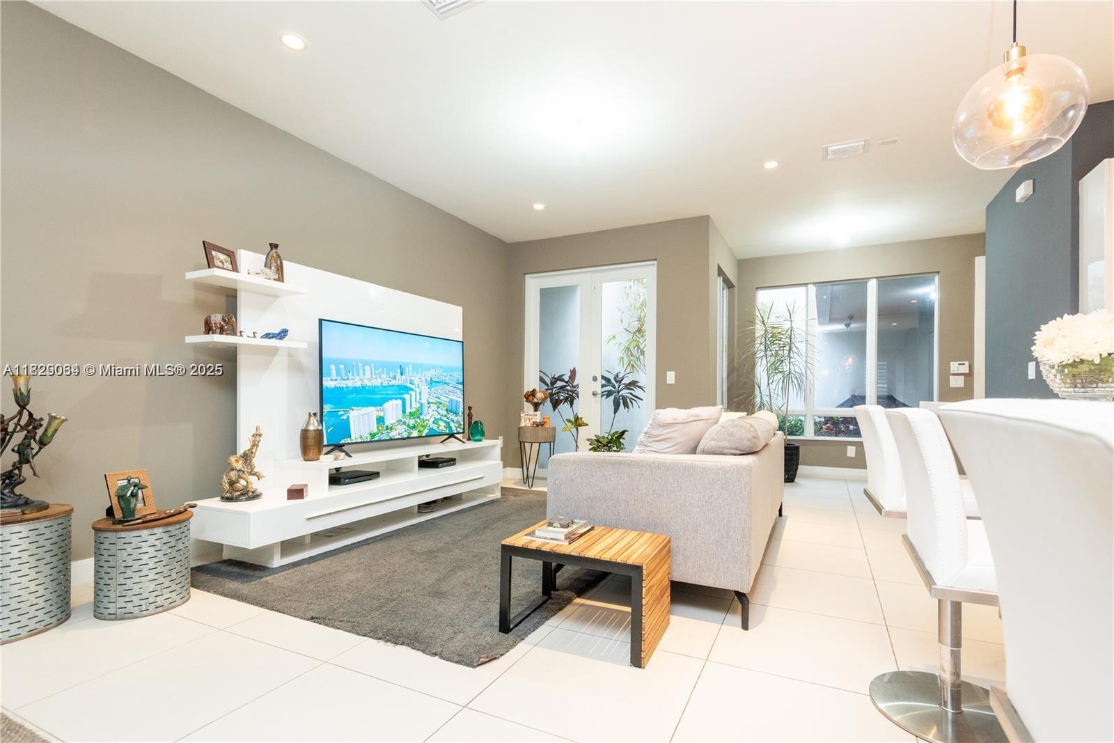 10555 NW 64th Way, Doral, Florida image 7