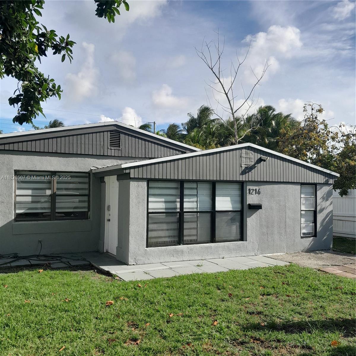 1214 NE 180th St, North Miami Beach, Florida image 2