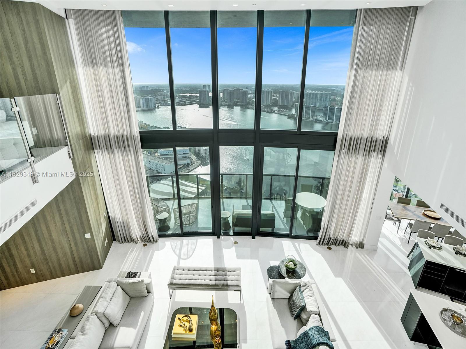 Apartamento à Venda em Sunny Isles Beach, FL
