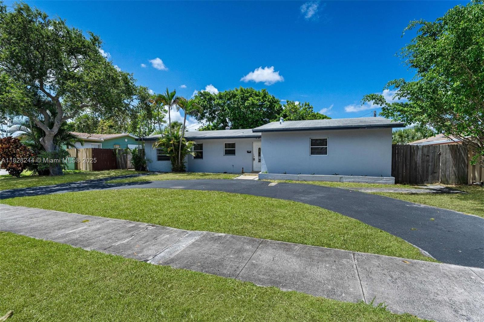 811 Evergreen Dr, Lake Park, Florida image 1