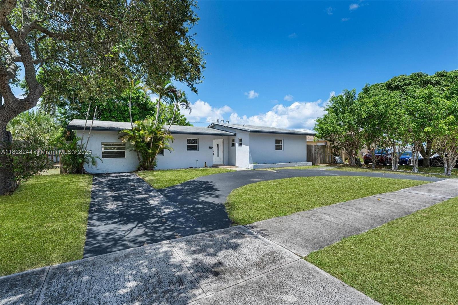 811 Evergreen Dr, Lake Park, Florida image 3