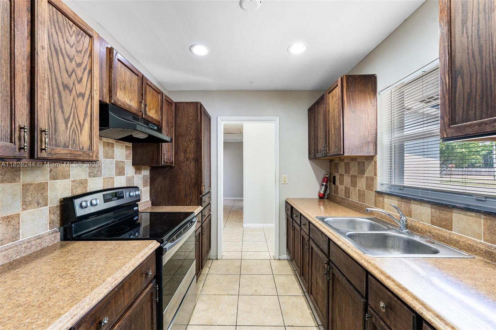 811 Evergreen Dr, Lake Park, Florida image 5