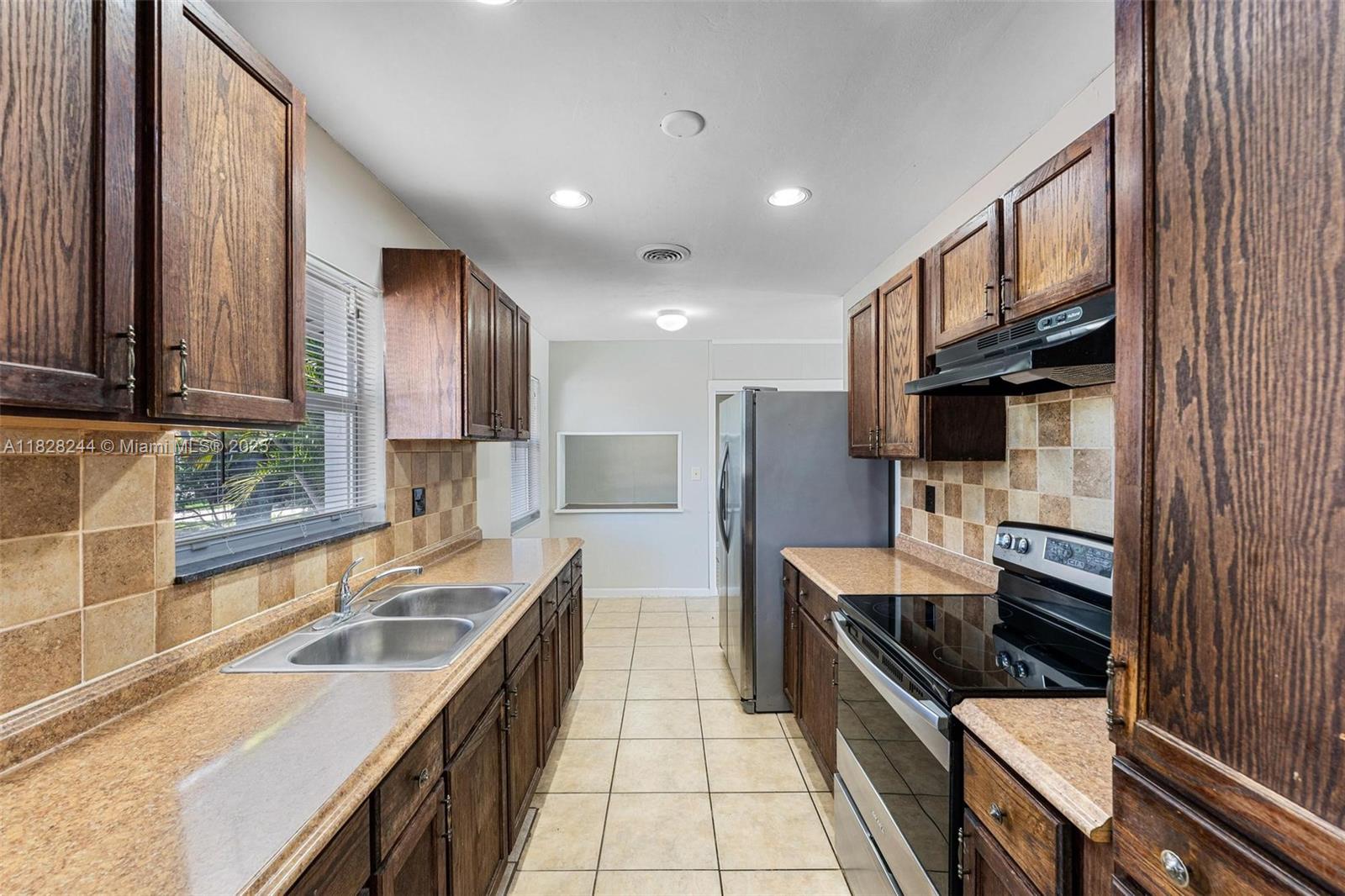 811 Evergreen Dr, Lake Park, Florida image 6