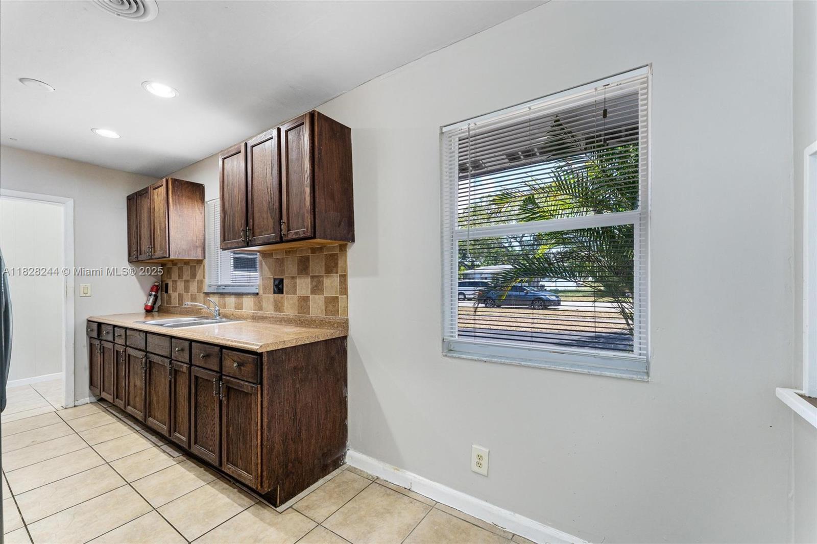 811 Evergreen Dr, Lake Park, Florida image 7