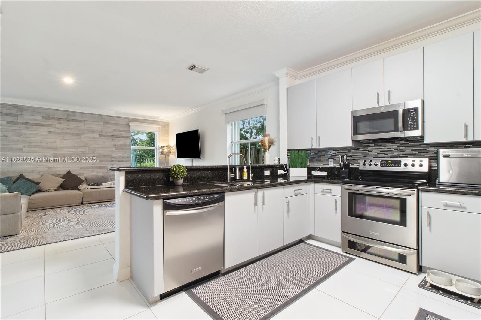 11257 NW 78th St, Doral, Florida image 14