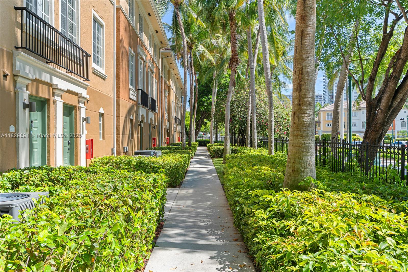 2811 NE 185th St #804, Aventura, Florida image 2