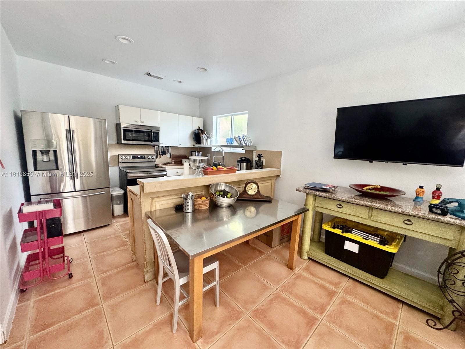 373 NE 35th Ave, Homestead, Florida image 2