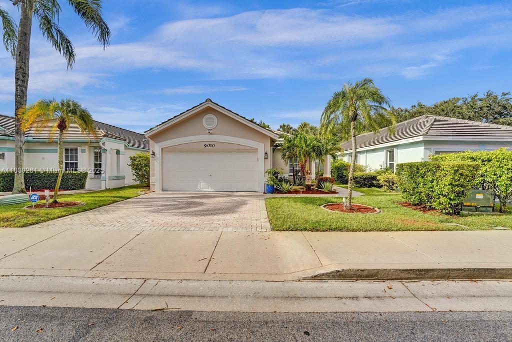 9010 N Lake Park Cir N, Davie, Florida image 1