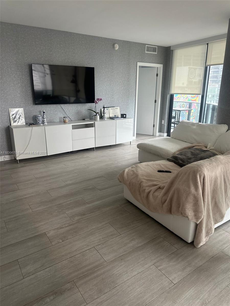 45 SW 9th St #1906, Miami, Florida image 1