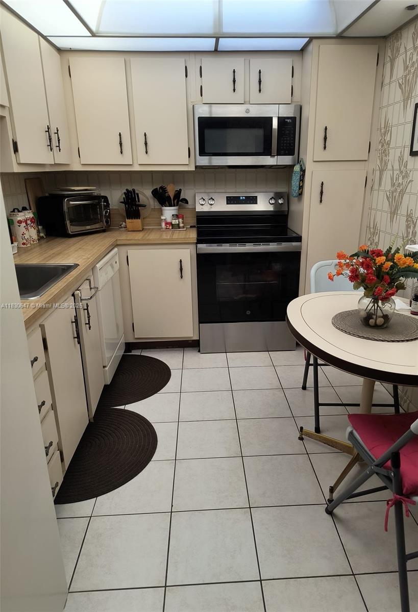 1200 Saint Charles Pl #708, Pembroke Pines, Florida image 13
