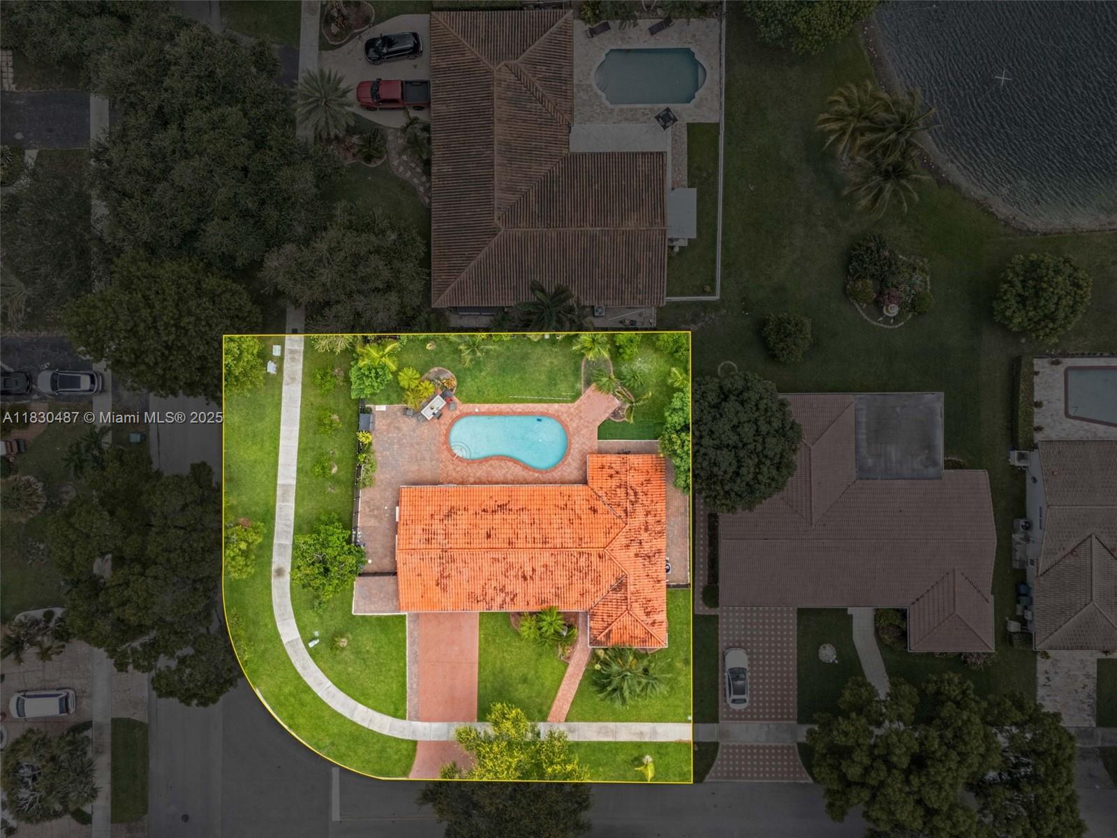 6963 Seagrape Ter, Miami Lakes, Florida image 2