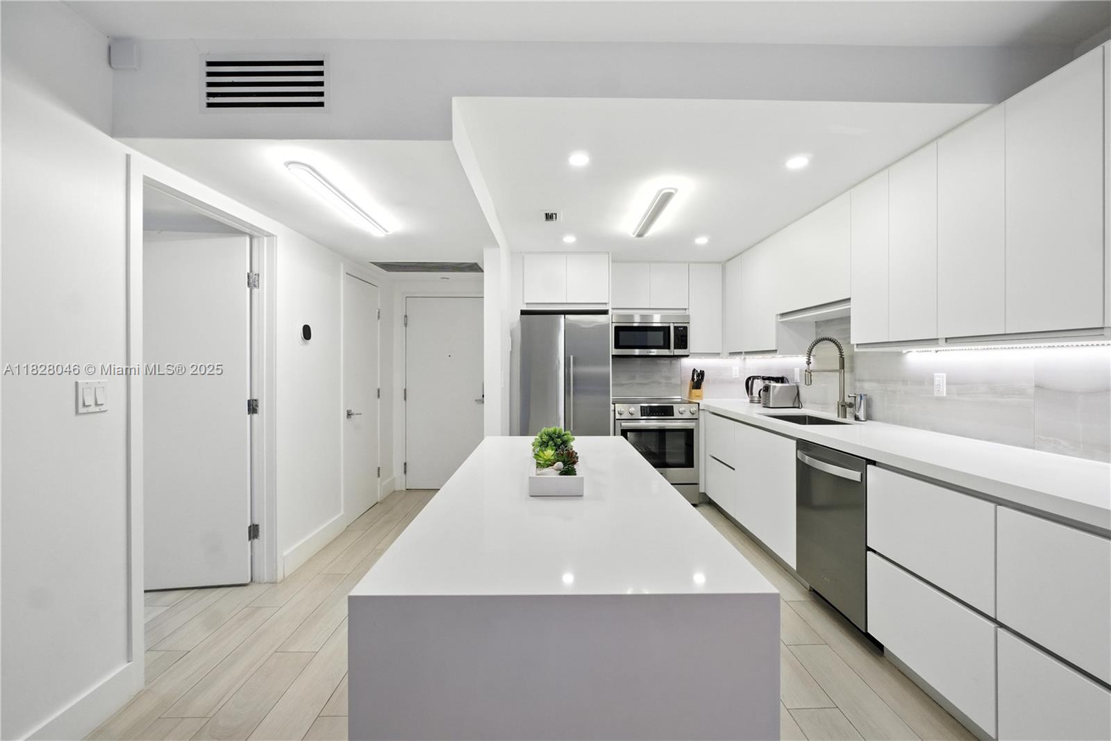 2301 Collins Ave #318, Miami Beach, Florida image 2