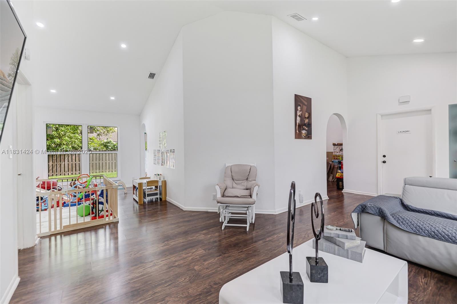 9561 Ashley Dr, Miramar, Florida image 13