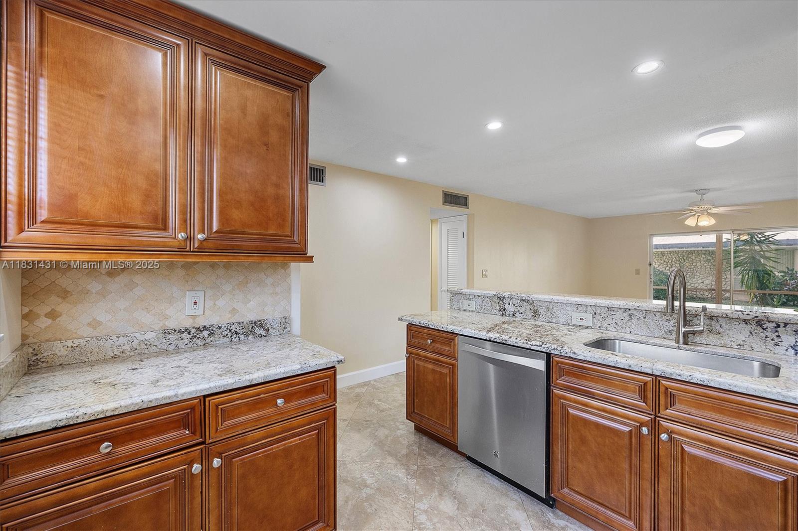 219 NE 14th Ave #101, Hallandale Beach, Florida image 4