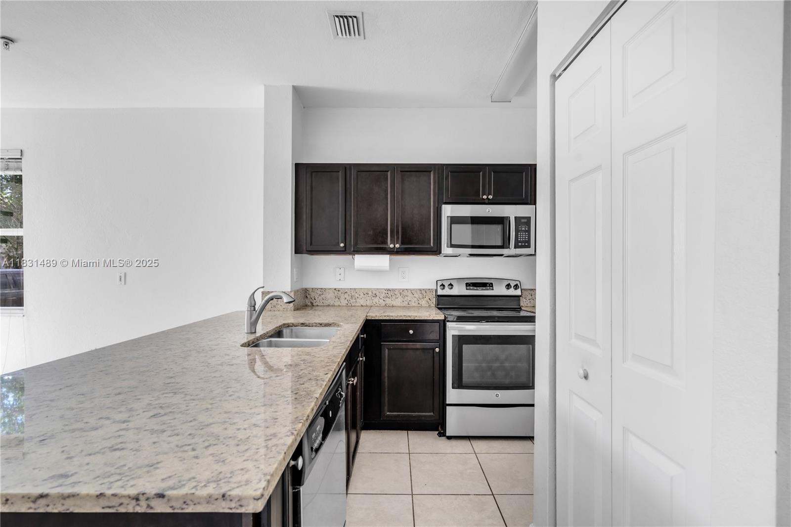 133 SE 28th Ter #11, Homestead, Florida image 4