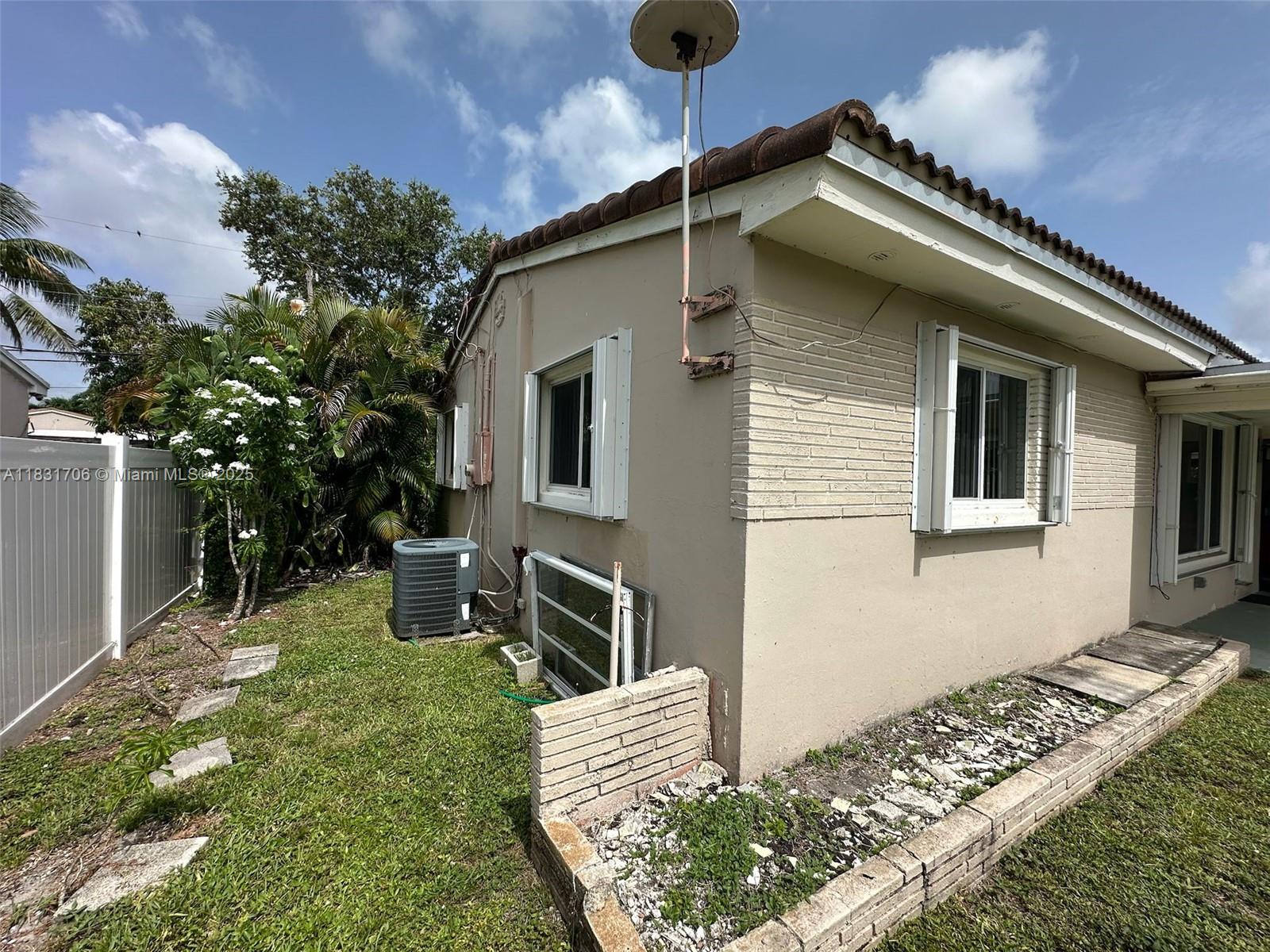2400 N 57th Way, Hollywood, Florida image 6