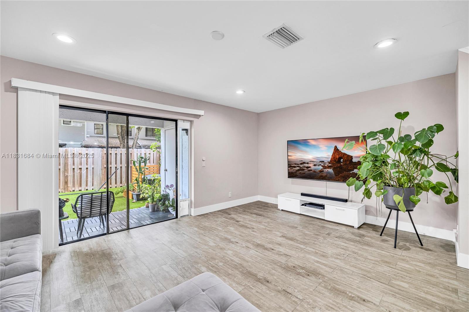 10527 NW 6th St, Pembroke Pines, Florida image 14