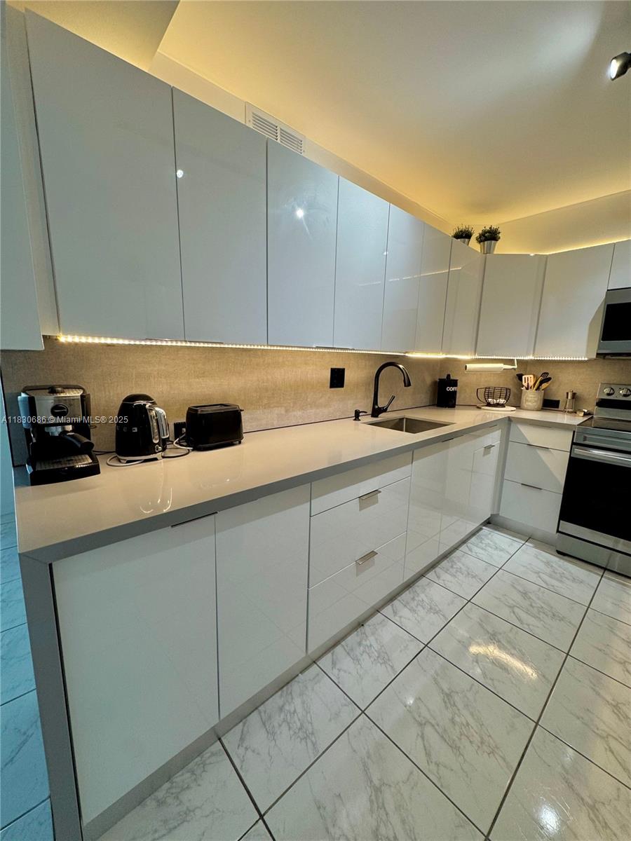 300 Bayview Dr #1603, Sunny Isles Beach, Florida image 14