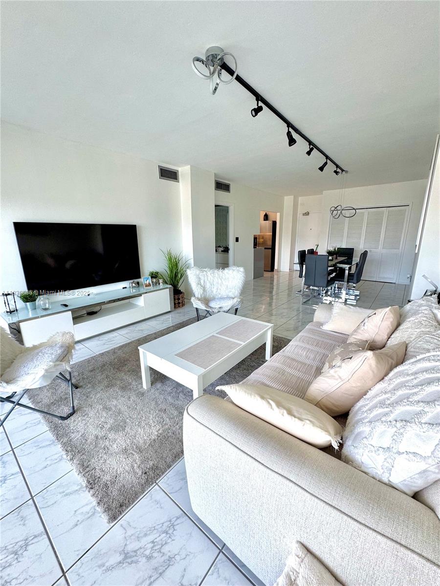 300 Bayview Dr #1603, Sunny Isles Beach, Florida image 7