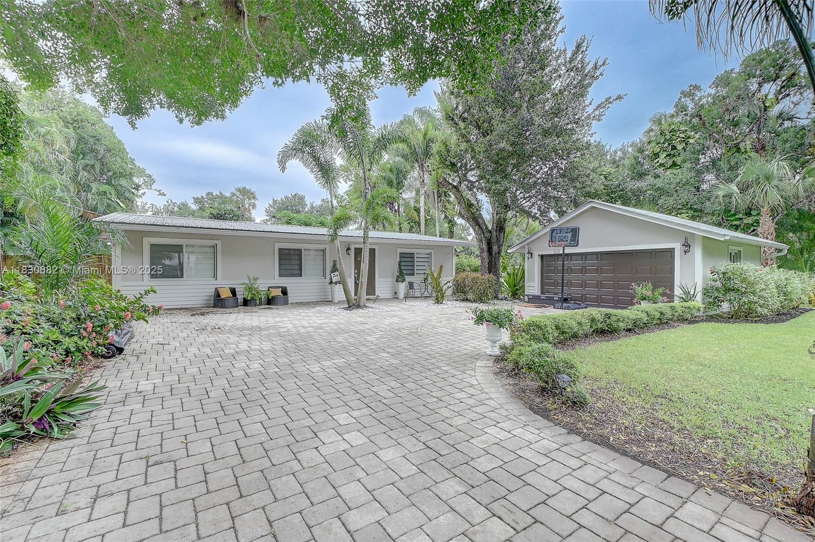 369 Caloosa, La Belle, Florida image 1