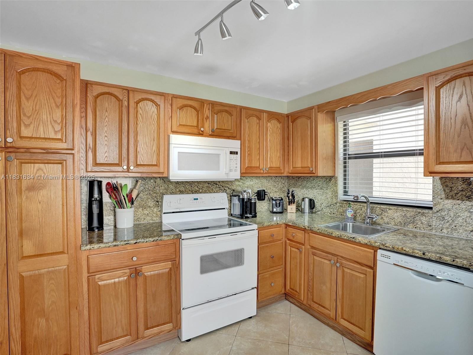 245 SE 10th St #4B, Deerfield Beach, Florida image 10