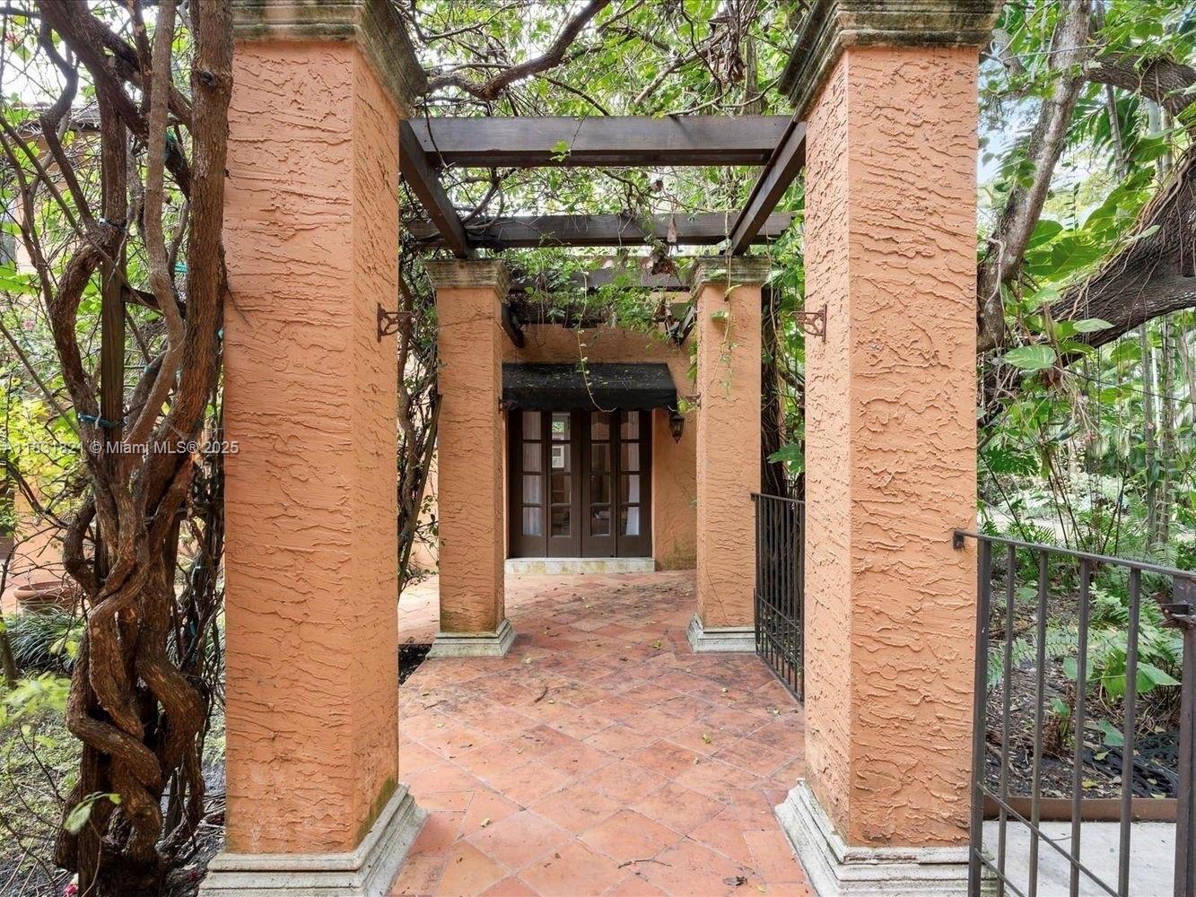 1006 S Greenway Dr, Coral Gables, Florida image 17