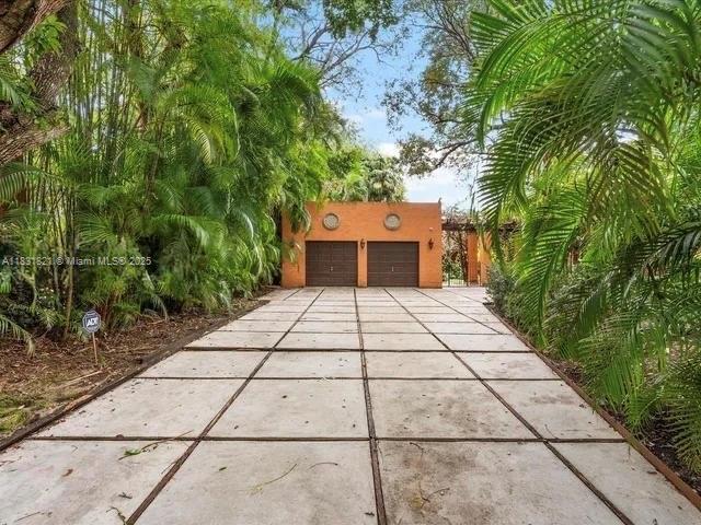 1006 S Greenway Dr, Coral Gables, Florida image 2