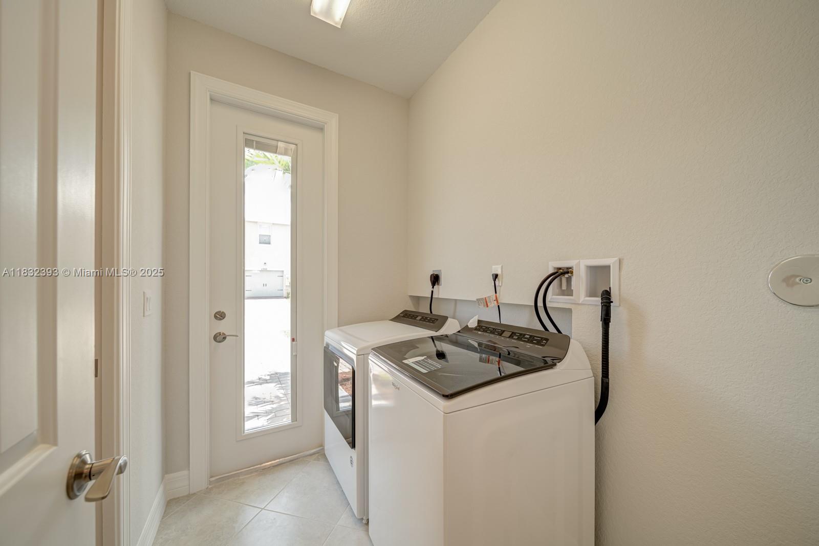 1280 Eucalyptus Dr 4