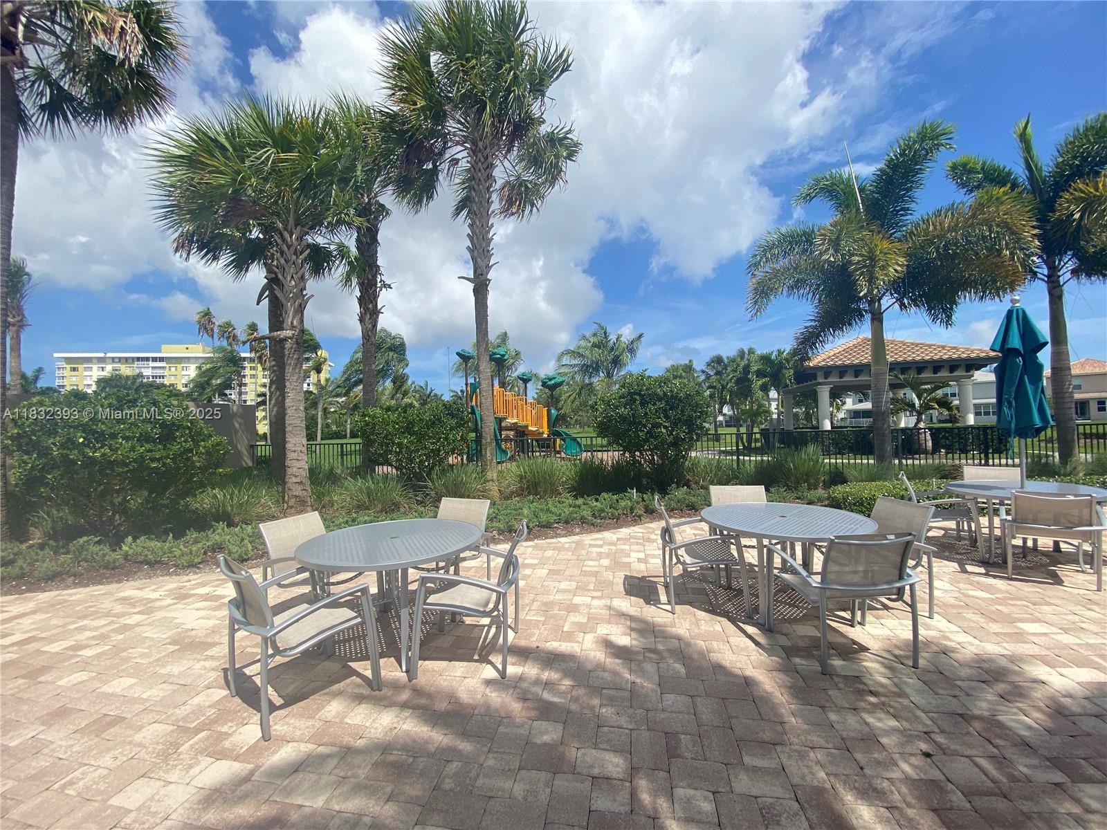 1280 Eucalyptus Dr 4