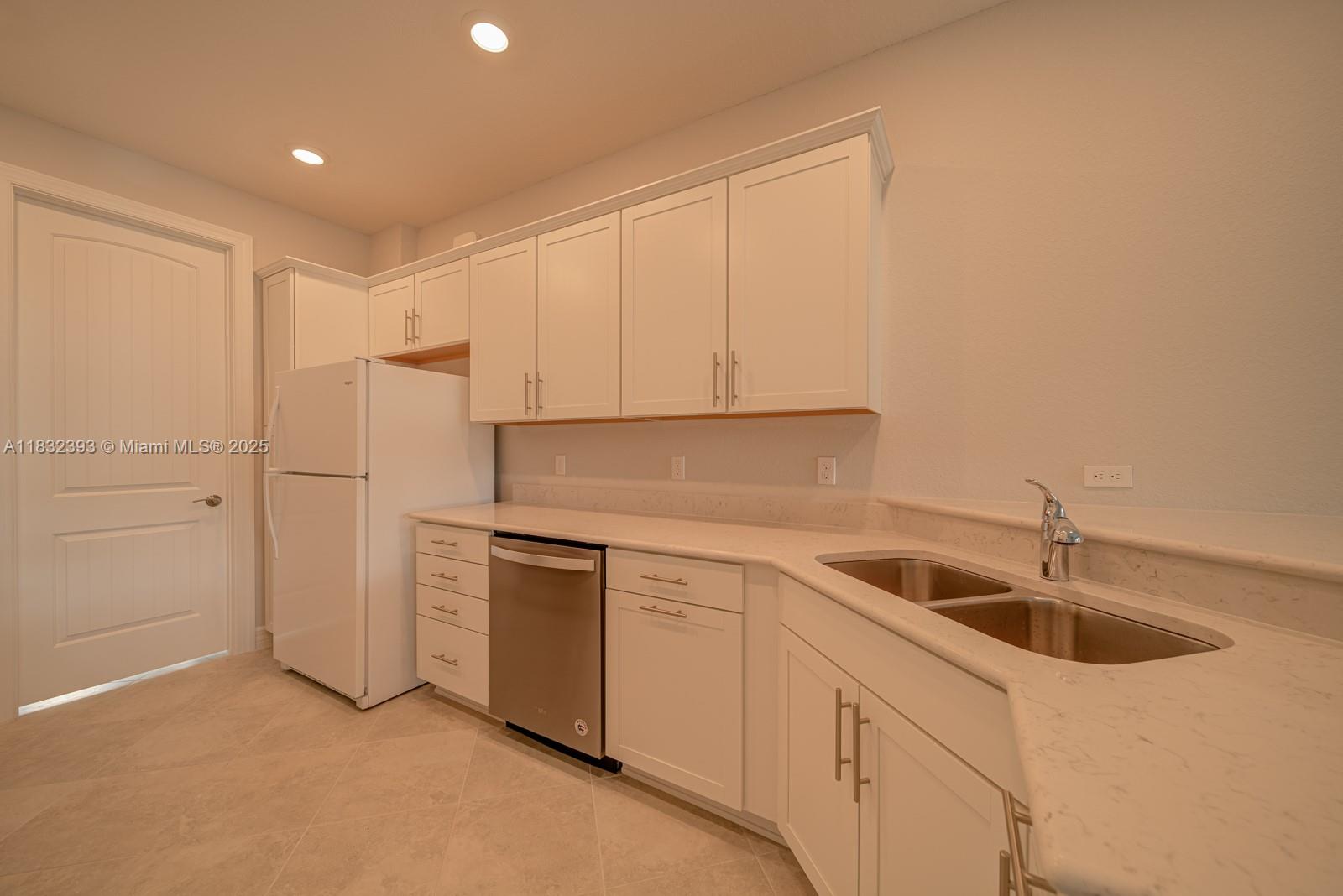 1280 Eucalyptus Dr 4