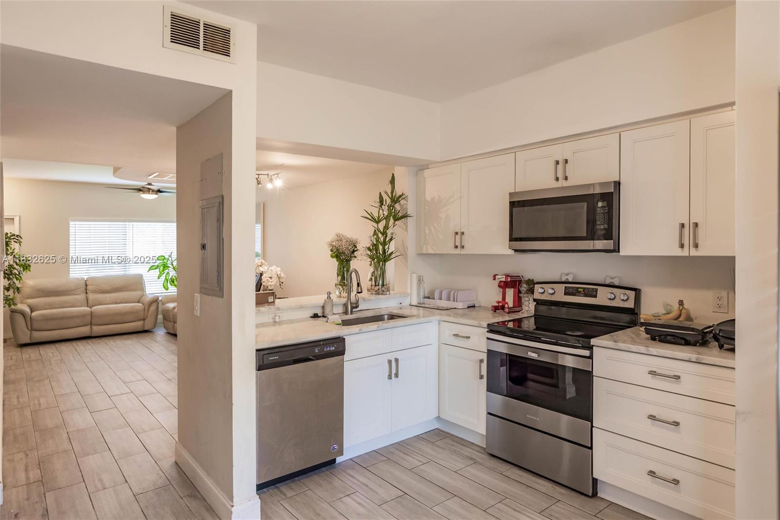23 Simonton Cir, Weston, Florida image 4