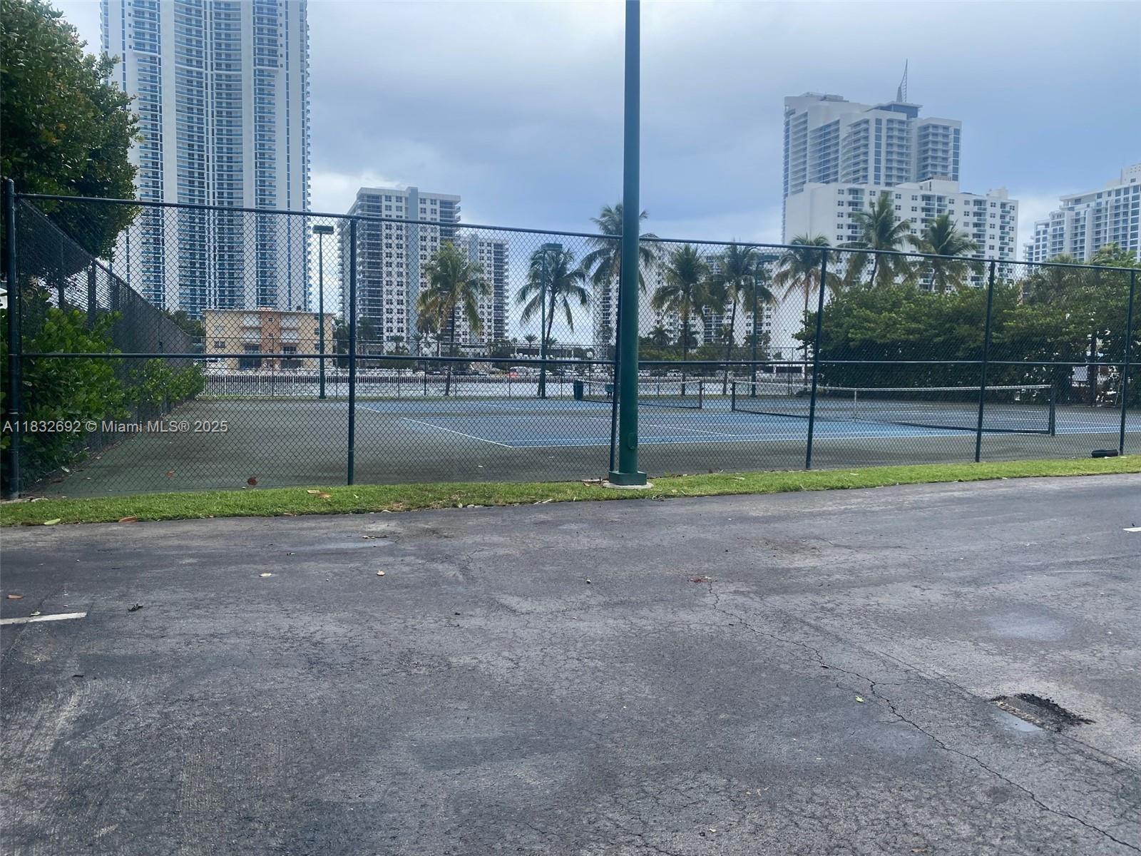 1000 Parkview Dr #427, Hallandale Beach, Florida image 4