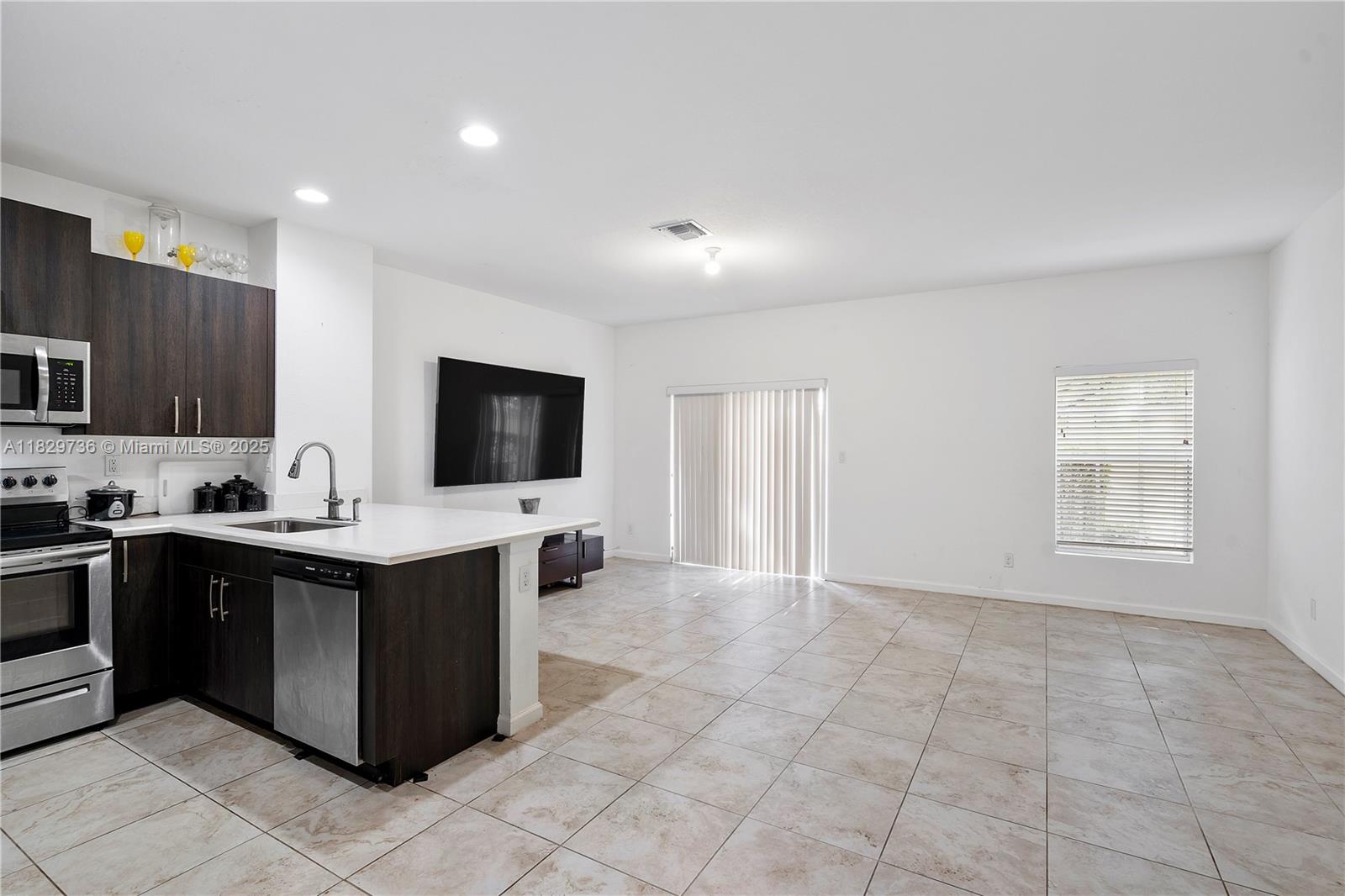 1128 NW 40th Ter, Lauderhill, Florida image 7
