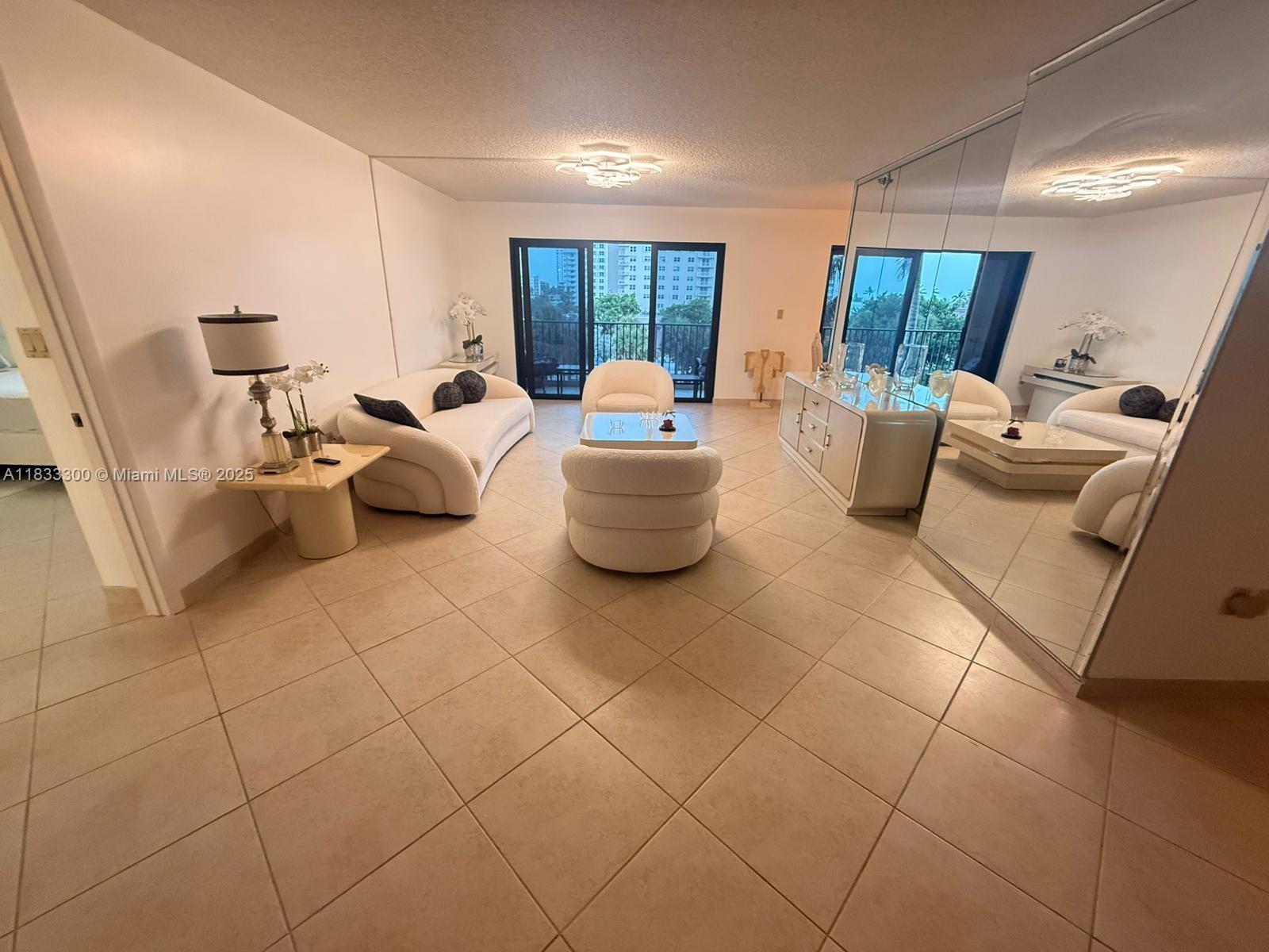 Condo for Sale in Hollywood, FL