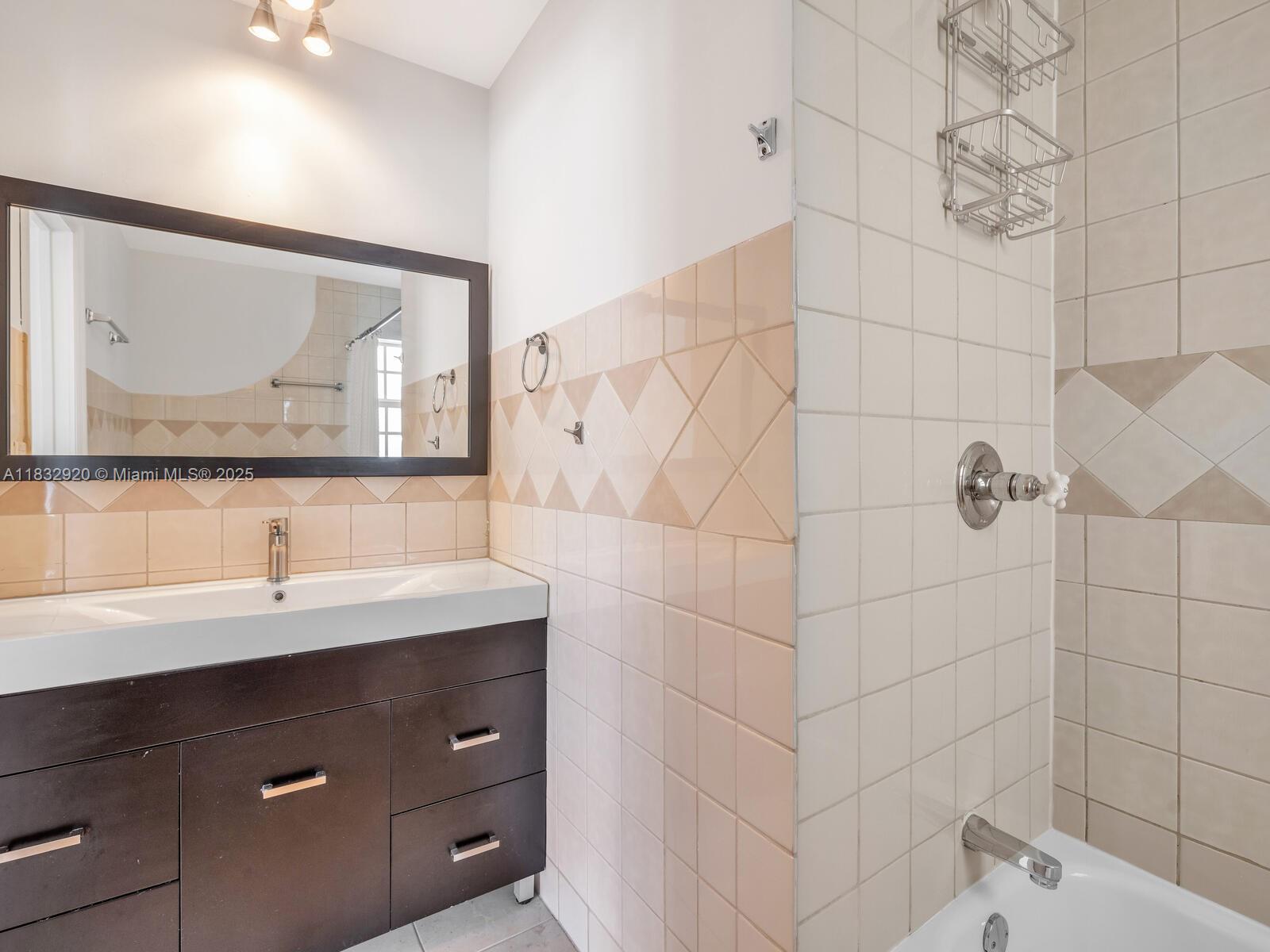 9033 Carlyle Ave, Surfside, Florida image 22