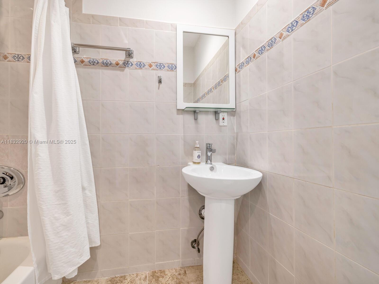 9033 Carlyle Ave, Surfside, Florida image 28